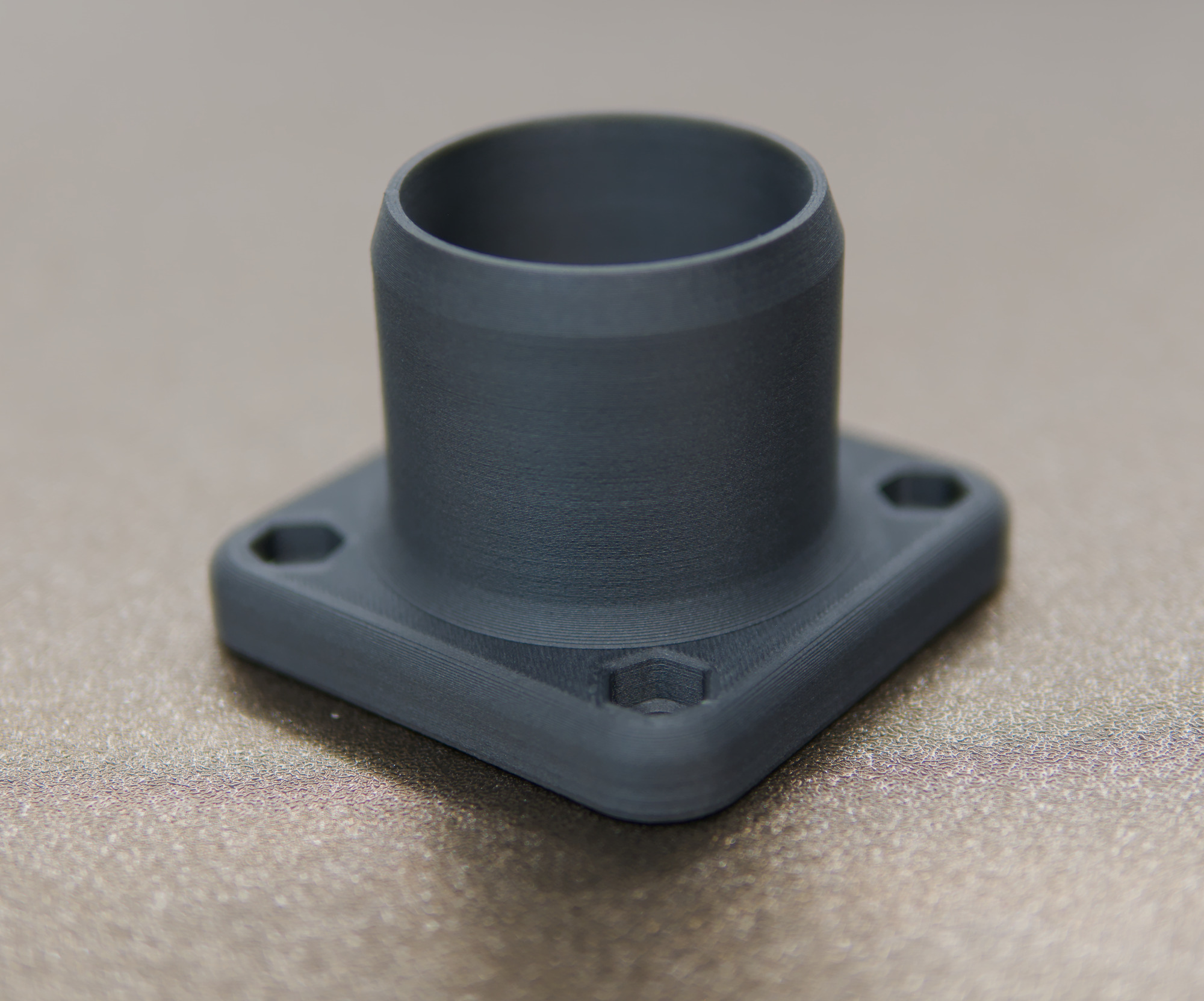 Flanschbauteil aus PEEK CF, gefertigt auf dem TrueFormer 600