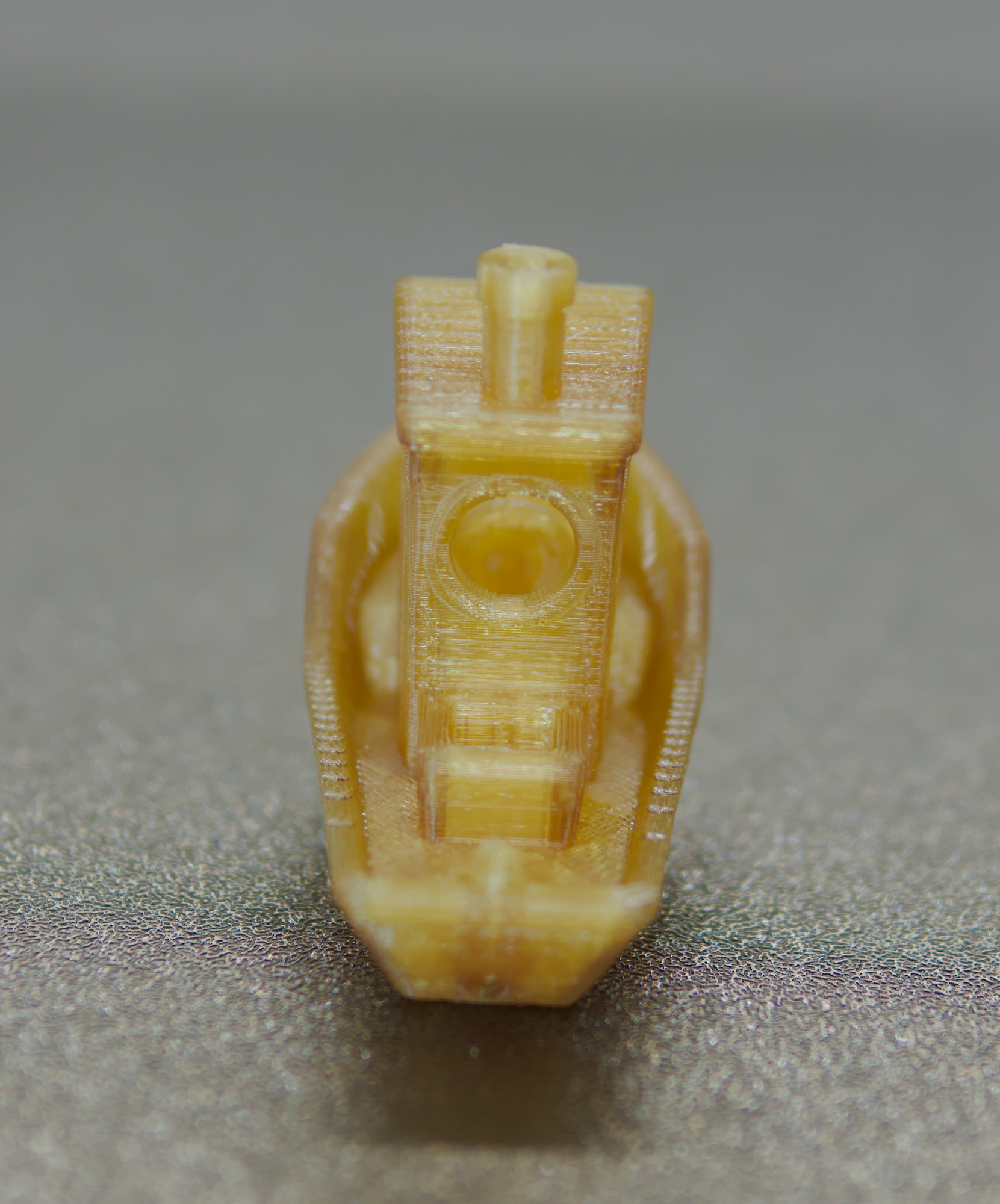 3DBenchy aus ULTEM 1010 (Frontansicht), gefertigt auf dem TrueFormer 600