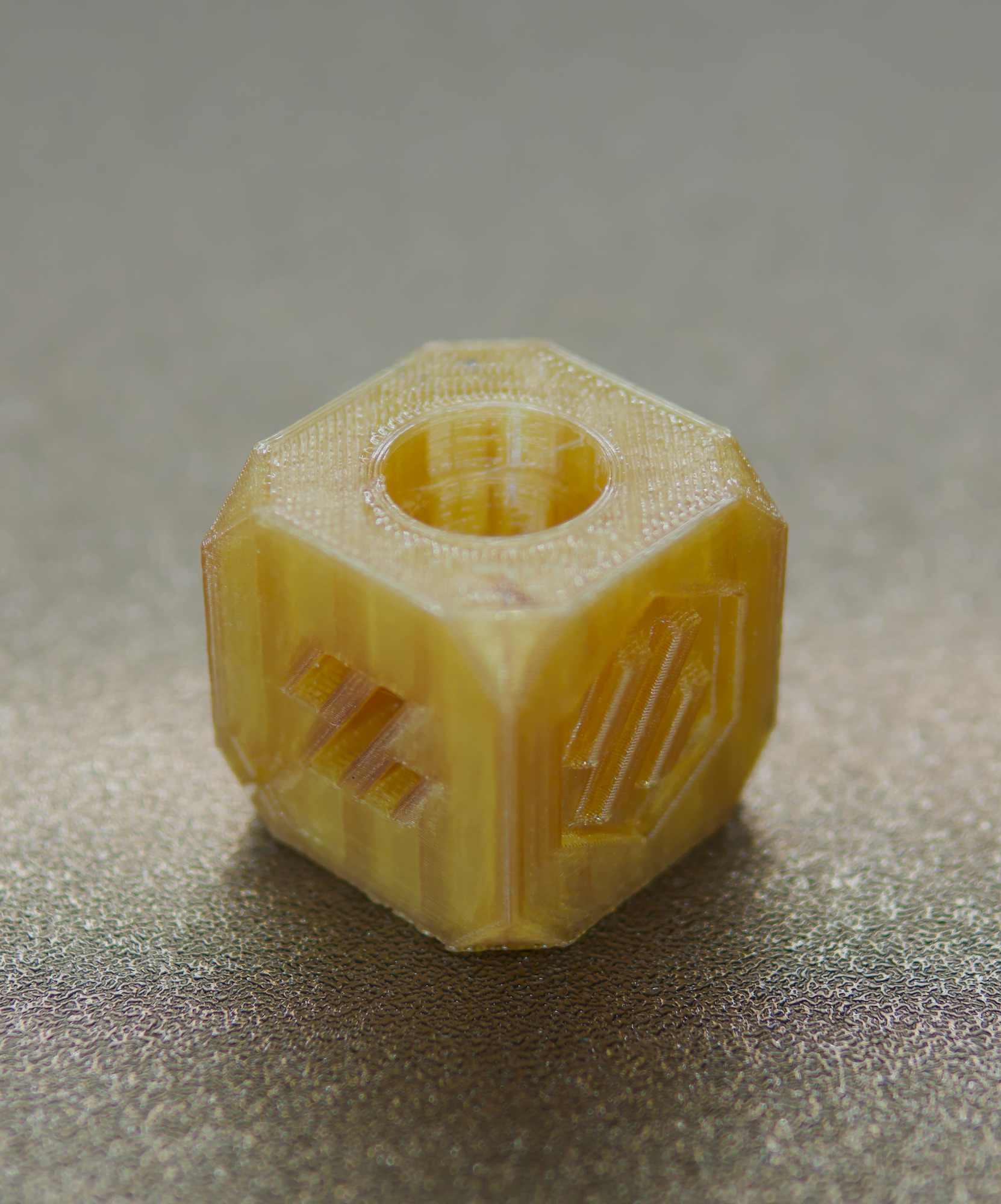 Kalibrierwürfel aus ULTEM 1010, gefertigt auf dem TrueFormer 600